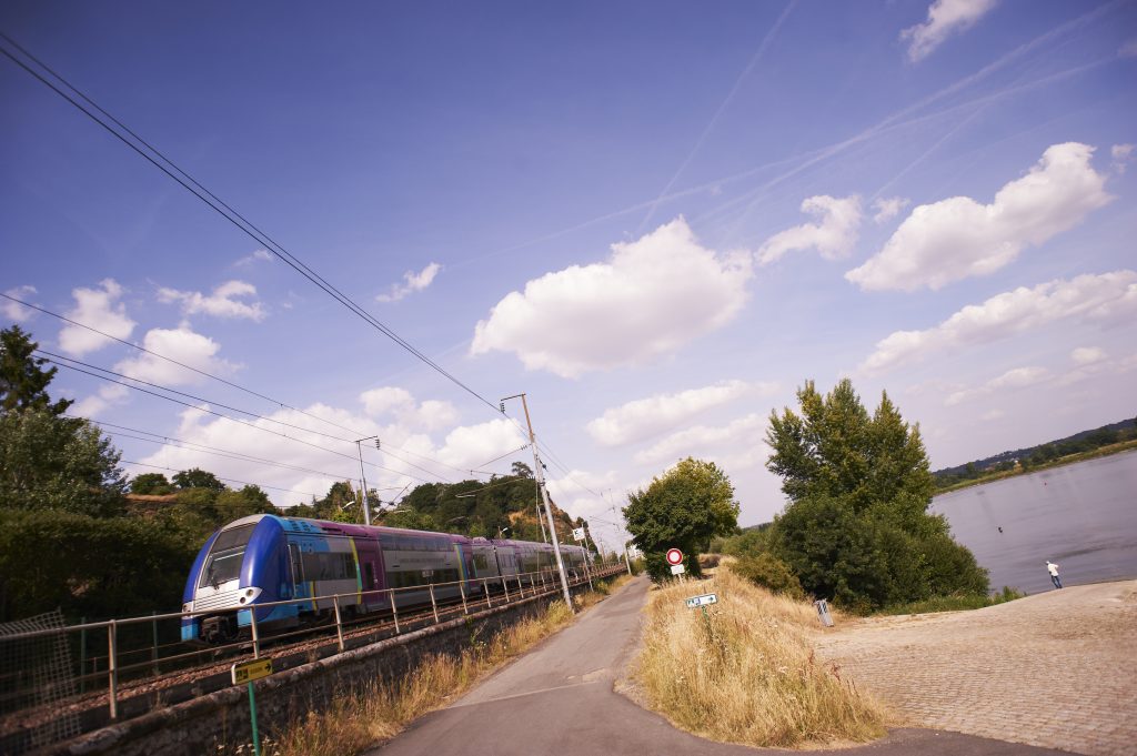 La région Pays de la Loire envisage d’expérimenter la concurrence sur 13 % de son réseau ferroviaire 5 Passage d'un TER Pays de La loire sur la ligne Tours - Nantes