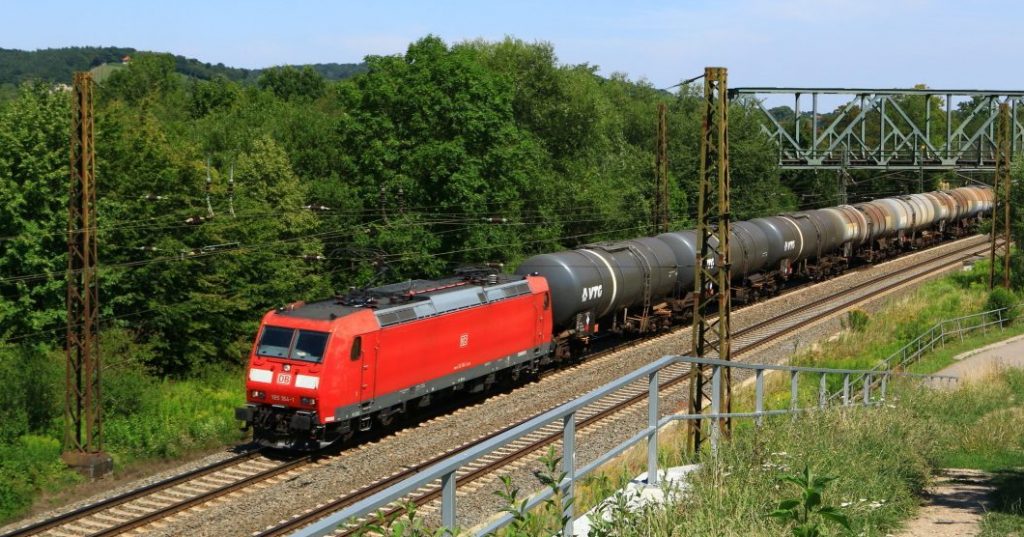 Ellok der Baureihe 185 mit einem Kesselwagenzug bei der Einfahrt in  Naumburg an der Saale