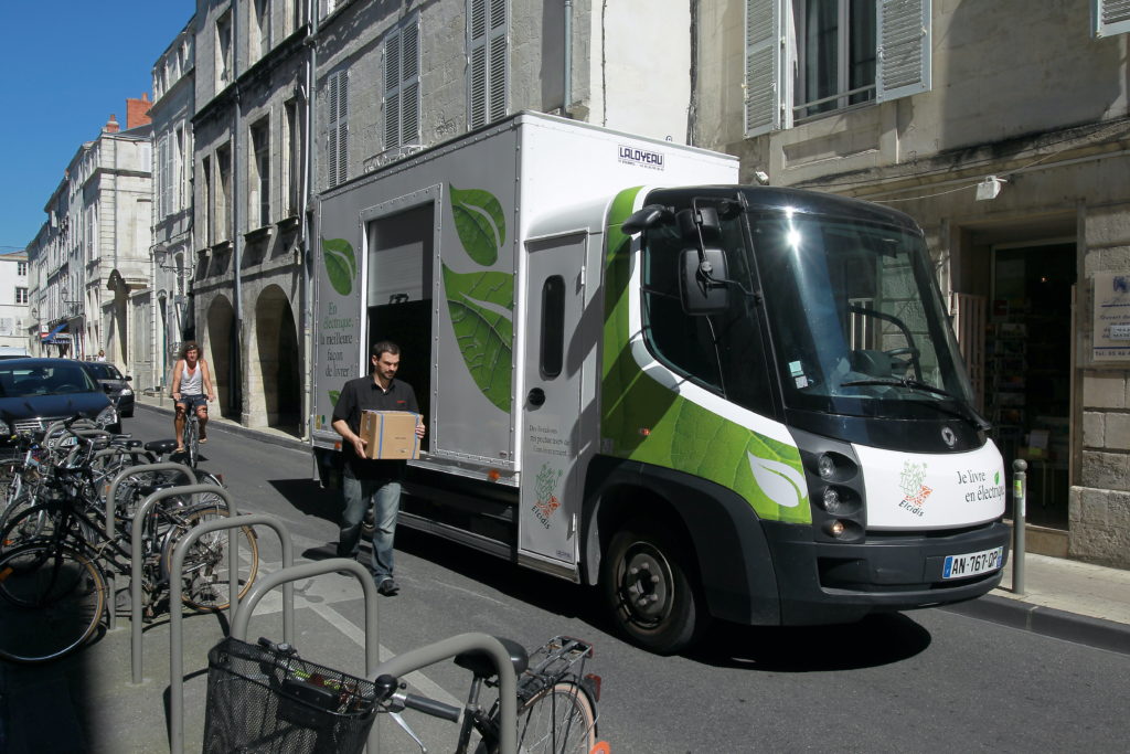 La Rochelle ELCIDIS : véhicule électrique en chargement et véhicule en livraison en centre ville.