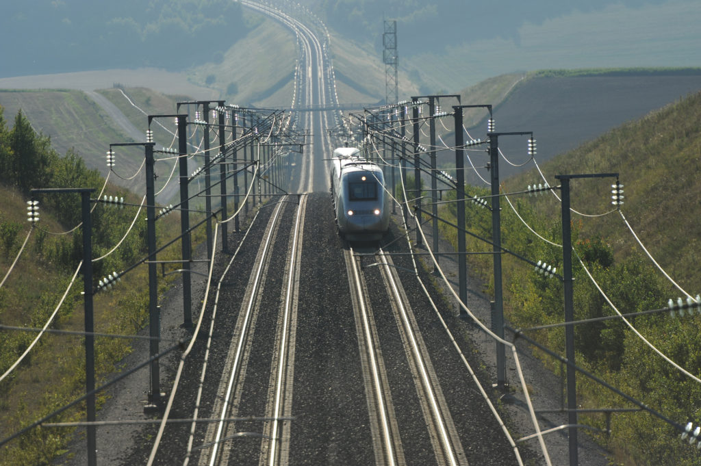 Illustration generique de voie et de materiel roulant (TGV) pres du viaduc de la Meuse.