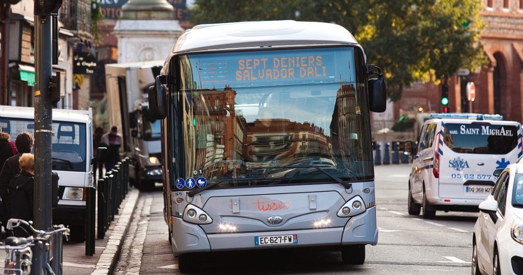 Toulouse Tisséo Bus GX 437 HYB de la ligne Linéo 1