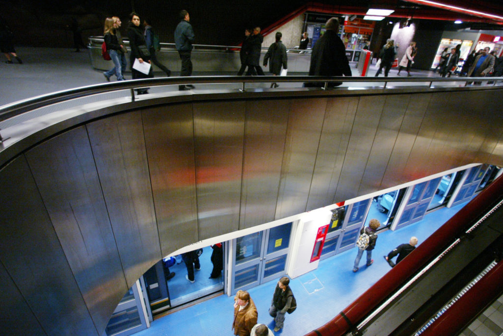 Christophe RECOURA - Photorail - La Vie du Rail

Jeudi 6/11/2003

Tranports urbains de Lille

Transpole

Station Val Lille Flandres