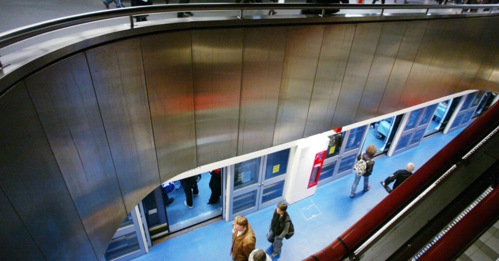Lille s’apprête à choisir Keolis 9 Christophe RECOURA - Photorail - La Vie du Rail
Jeudi 6/11/2003
Tranports urbains de Lille
Transpole
Station Val Lille Flandres