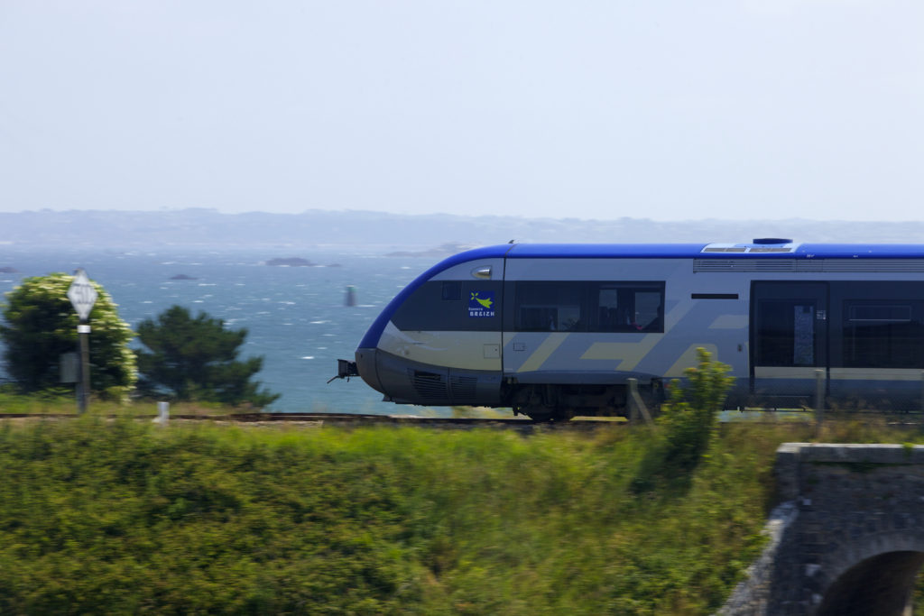 Ligne touristiquePassage d'un TER a Roscoff, pos 48°42.834N/03°58.355W