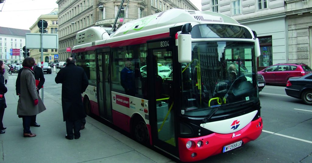 Particularité de l’« opportunity charging » développé par Siemens pour l’opérateur Wiener Linien à Vienne (Autriche), le pantographe sur toiture capte le courant à partir d’une courte ligne aérienne bifilaire branchée sur le réseau des tramways.