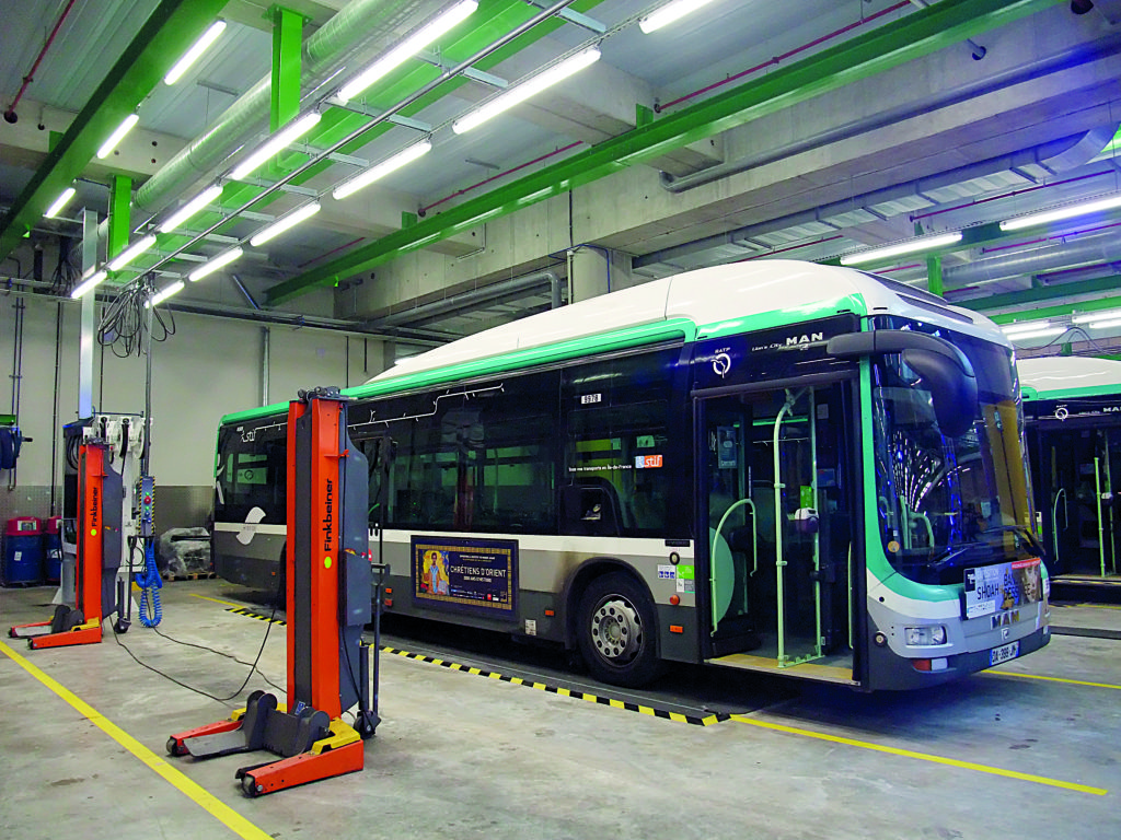 Le centre-bus de Montrouge-Corentin 
se prépare à l’électromobilité, fort 
de l’expérience acquise avec ses hybrides 
MAN Lion’s City, dont 
la voiture 9 978 qui figure à son effectif.