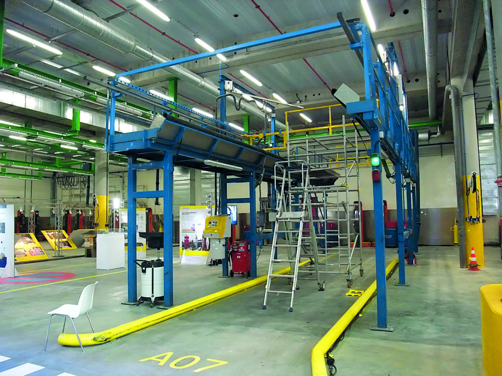 Des passerelles 
d’accès aux toitures 
ont dû être installées pour la maintenance 
des autobus électriques dont une partie des équipements se trouve montée sur le pavillon.