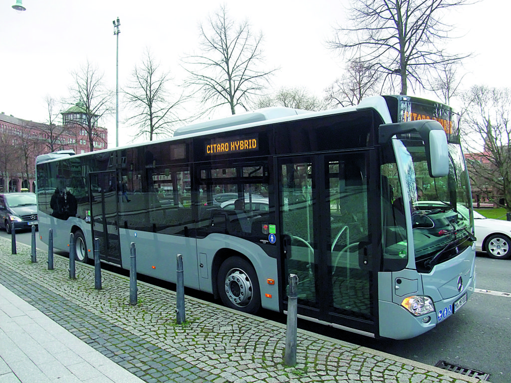 Le nouveau Mercedes Citaro Hybrid en essai dans le centre-ville de Mannheim (Allemagne). Les deux modules d’accumulateurs sont montés à l’arrière du véhicule, sur le pavillon.