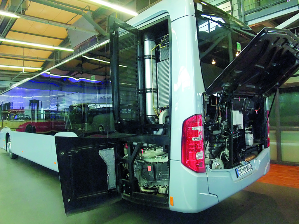 Toutes trappes ouvertes, le Citaro Hybrid dévoile ses équipements particuliers, dont le radiateur supplémentaire (trappe latérale gauche supérieure) destiné 
au refroidissement 
par eau de l’onduleur 
et du moteur synchrone.
