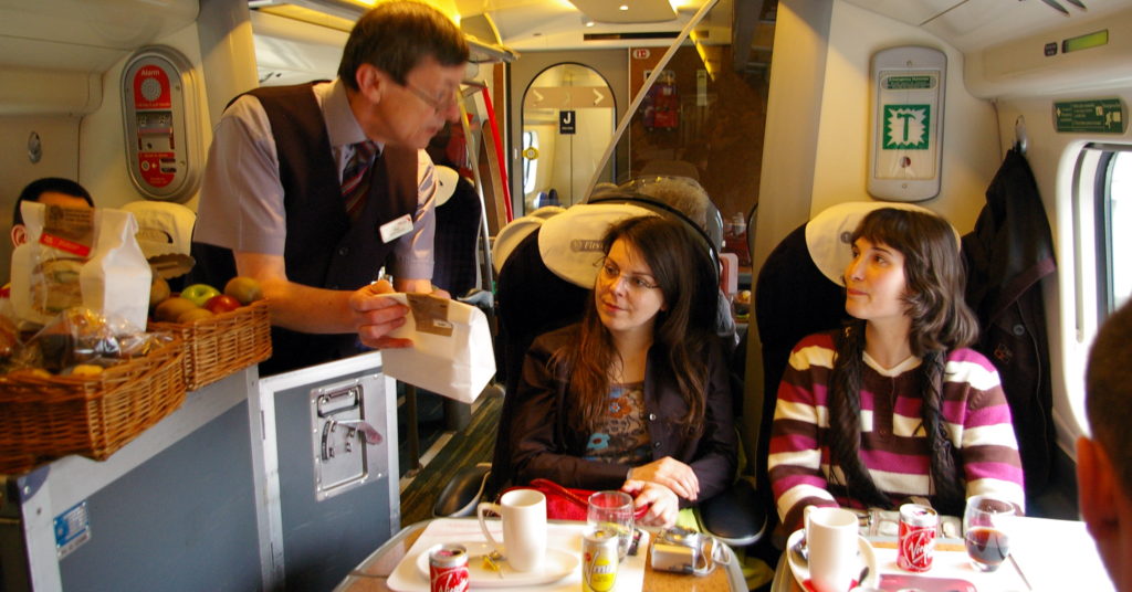 Patrick Laval/LVDR/Photorail
16/04/2009
Virgin Trains
Sur Manchester-Londres - Angleterre - Royaume-Uni
un service 
de restauration 
à la place en 1re classe sur la West Coast Main Line, exploitée par Virgin Trains.