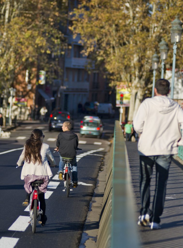 Cyclistes sur le pont Saint-Pierre à Toulouse