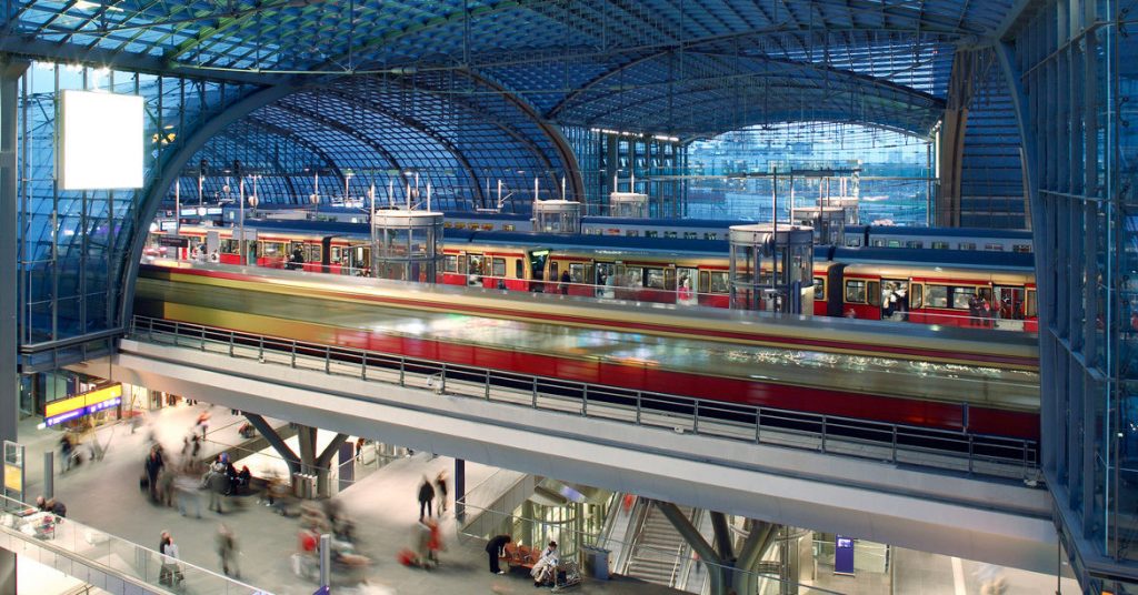 Berlin Hauptbahnhof - Blick in die Bahnhofshalle