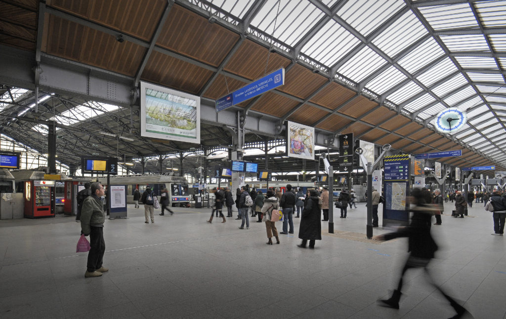Gare de Paris Saint-Lazare en cours d'achevement de reamenagement (mars 2012) - Le quai transversal
GARE ST LAZARE
APRES RENOVATION 
INAUGURATION LE 21 MARS 2012
Arch. : J-.M. Duthilleul et F. Bonnefille, E. Tricaud (SNCF/AREP), P. Gorce et T. de Dinechin (DGLa)