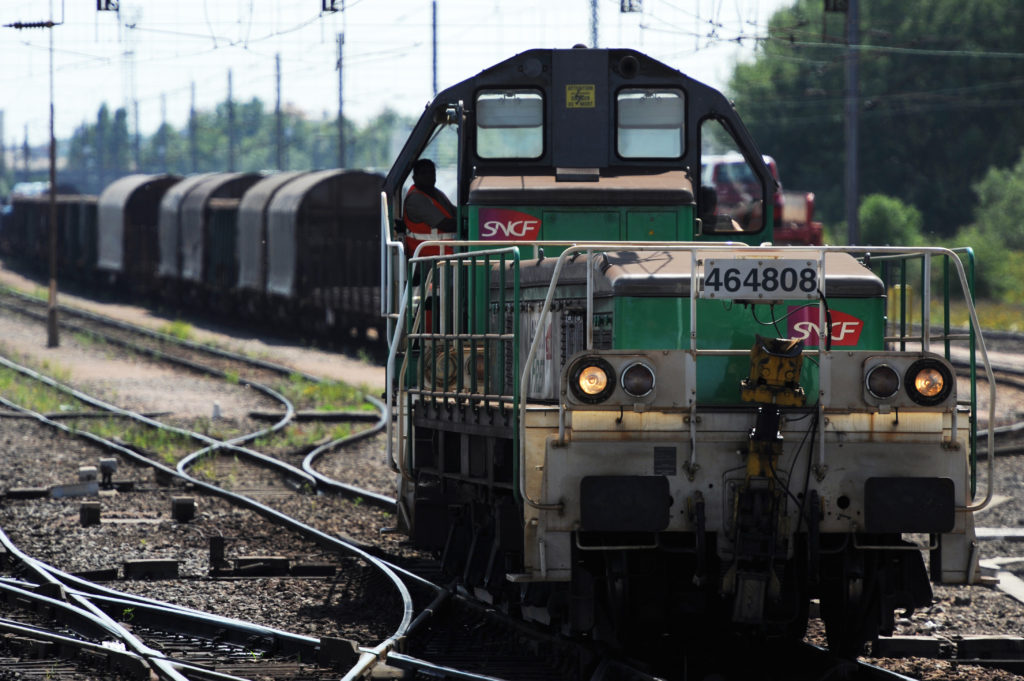 Fret SNCF s'engage sur la voie de la filialisation 9 Illustration generique de voie et de trains de fret.