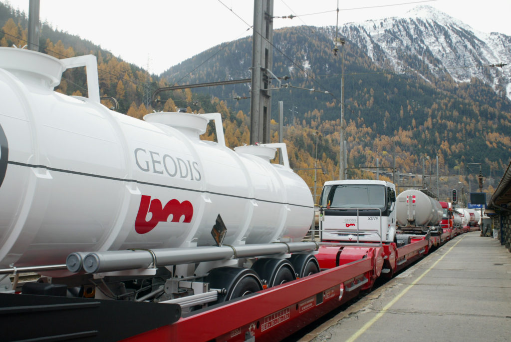 La CGT s’inquiète d’une vente de Geodis pour éponger la dette ferroviaire 5 Christophe RECOURA- Photorail - La Vie du Rail
Vendredi 14/11/2003
Bourgneuf - Aiton Maurienne - MODALOHR
Louis Gallois visite le terminal et assiste au chargement d un train de camions
Train a destination de l Italie
