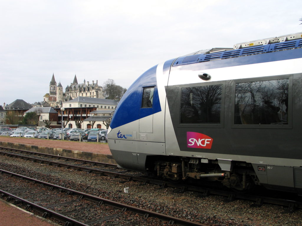 Tours - Loches : 
10 000 à 35 000 véhicules circulent chaque jour sur la route départementale parallèle à cette ligne 
qui ne propose que trois allers-retours quotidiens.