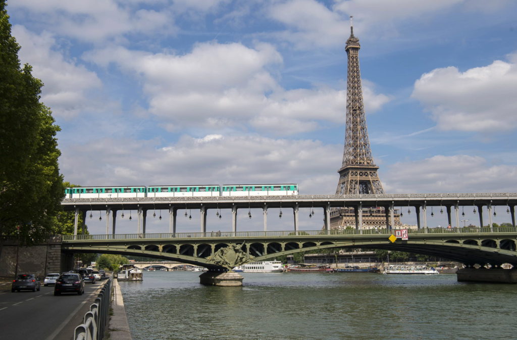 RAME DE METRO DE LA LIGNE 6 SUR LE VIADUC DE PASSY