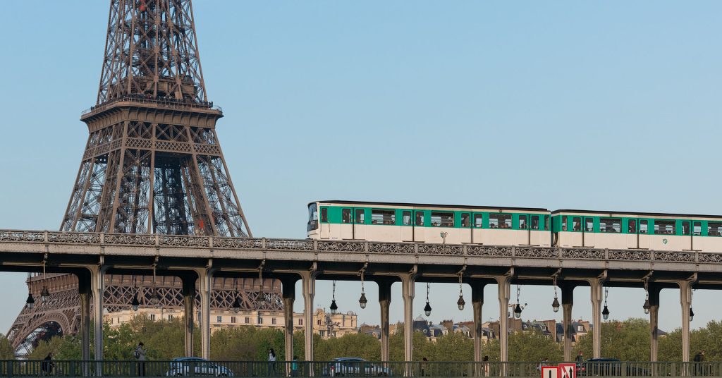 paris metro ligne 6 crossing the pont de bir hakeim 20140410 1 e1743085513781