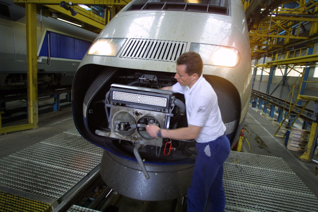 4 avril 2001 Ateliers TGV Sud Est de Villeneuve Mickael MOURLIN intervient sur l'attelage automatique - 04/04/2001 - MOURLIN MICKAEL - (c) Recoura / Editions La Vie du Rail - rec-118328 -  BestOFF = Non