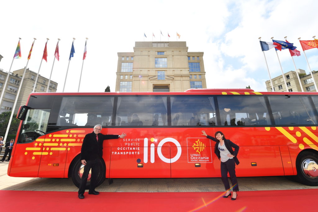 Avec LiO, l’Occitanie va plus loin dans l’intégration des transports 1 Carole Delga et Jean-Luc Gibelin devant la nouvelle livrée de bus