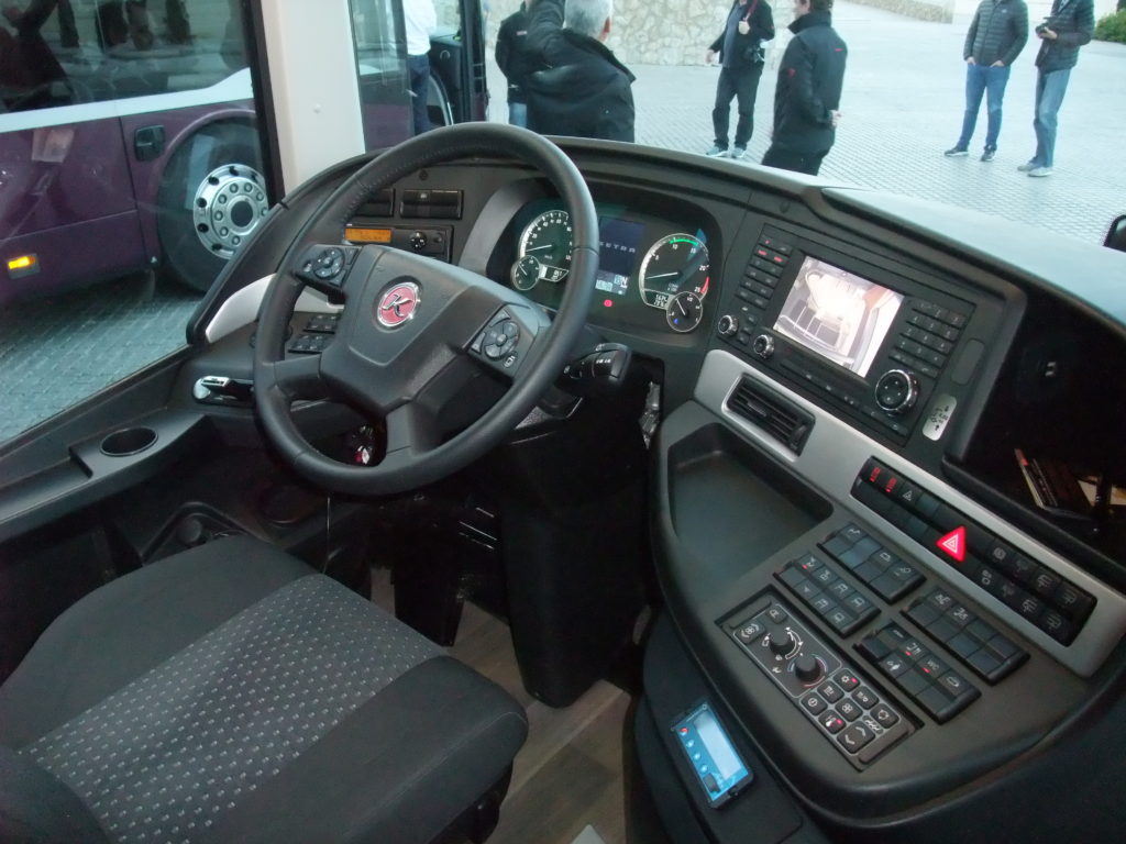 ... tandis que le ComfortClass 500, avec réservations pour le montage d’un distributeur de titres de transport et d’un monnayeur,
est dédié à la version « ligne ».