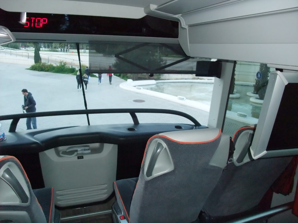 Dans le cockpit supérieur du S 531 DT en version « ligne », on remarque 
le « STOP » du dispositif d’arrêt demandé, 
et l’essuie-glace 
en position verticale, emprunté aux voitures 
de course, en vue 
de faciliter la pénétration dans l’air (