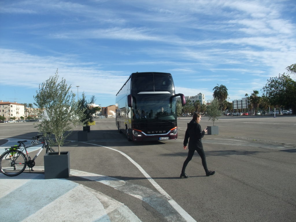 Accaparée par son portable, la piétonne traverse devant l’autocar arrivant à vive allure, mais très vite l’ABA 4 
va réagir en freinant vigoureusement pour éviter de l’écraser.