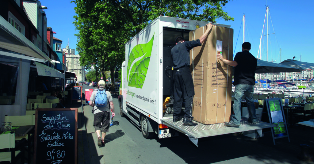 La Rochelle
ELCIDIS : véhicule électrique en chargement et véhicule en livraison en centre ville.