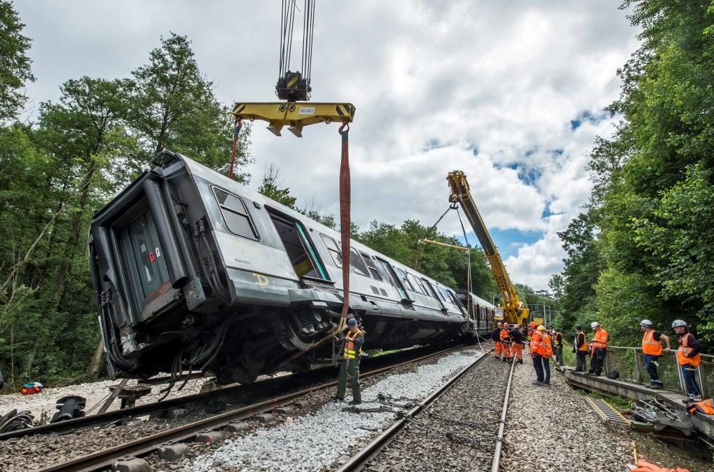 Des moyens exceptionnels pour rapatrier les rames du RER B accidenté 3 RELEVAGE DE LA PREMIERE VOITURE SUITE A L'ACCIDENT DU RER B