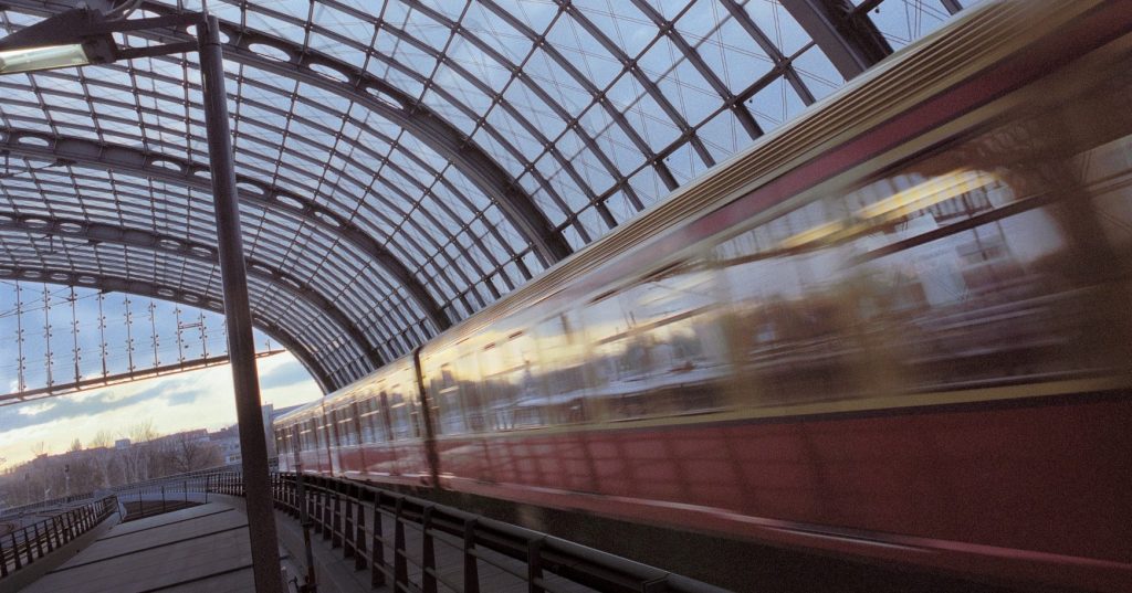 La DB commande des locomotives hybrides à CRRC 9 S-Bahn Berlin
Bahnsteighalle der Ost-West-Strecke (Stadtbahn) Berlin Hauptbahnhof mit Triebzug der S-Bahn Berlin GmbH
Geschäftsbericht DB AG 2004
(bahntech 1/2006)
Nutzungsrecht: Frei