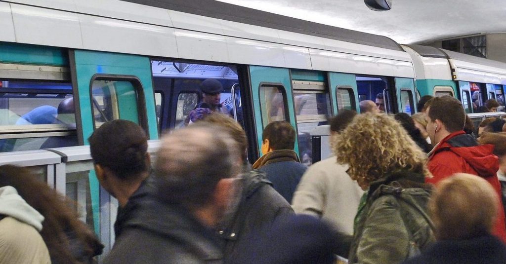 (c) Denis Sutton Ratp
AFFLUENCE SUR LA LIGNE 13 : FACADES DE QUAI CNIM CURTIS EN TEST