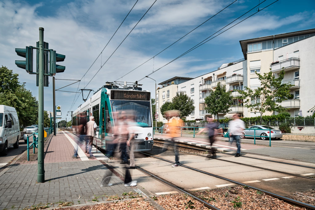 Der im Rahmen der Weltpremiere vorgestellte Erprobungsträger einer autonomen Tram ist nicht für den kommerziellen Einsatz ausgelegt. Ziel des Entwicklungsprojekts ist es, die technologischen Herausforderungen des autonomen Fahrens unter realen Einsatzbedingungen zu erfassen, Lösungsansätze dafür zu entwickeln und zu testen. Gemeinsam mit ViP ist bereits eine Fortführung der Zusammenarbeit im Gespräch. 
 
The experimental tram being used to demonstrate autonomous driving at the world premiere is not designed for commercial use. The current project aims at identifying the technological challenges of autonomous driving under real-life conditions, then developing and testing solutions for them. A continuation of the cooperation is already being discussed with ViP.