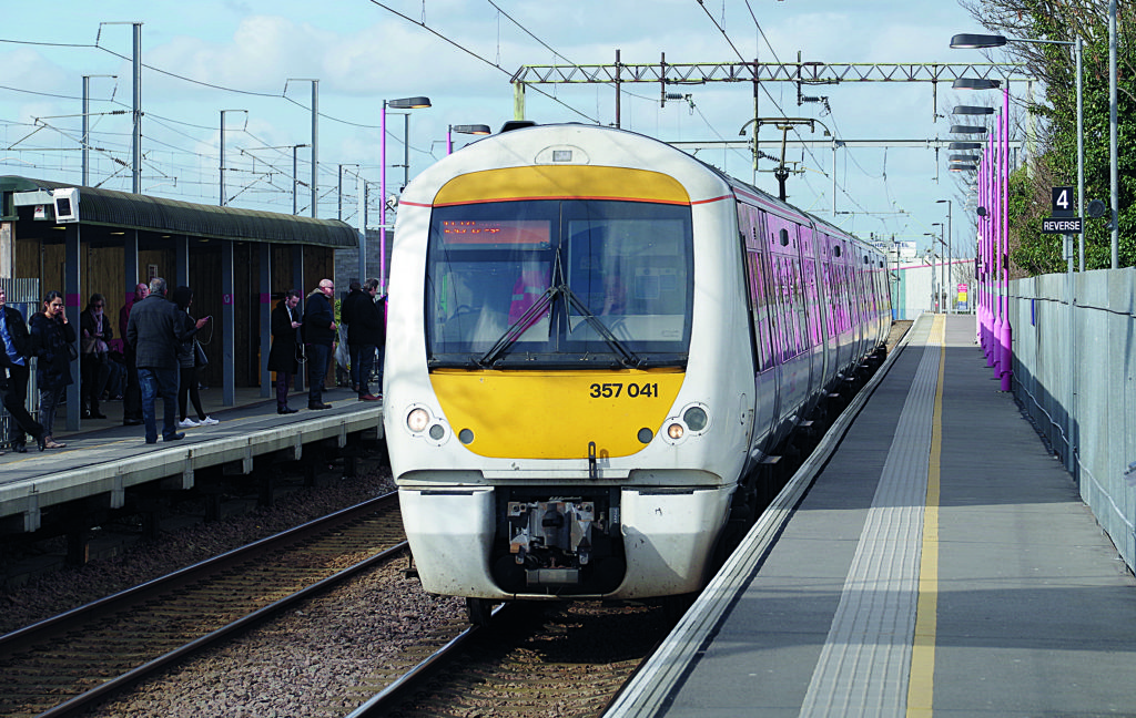 c2c classe 357 "Electrostar" 357041 arrive ‡ Rainham, 
FÈvrier 2014
(c) CC - mattbuck