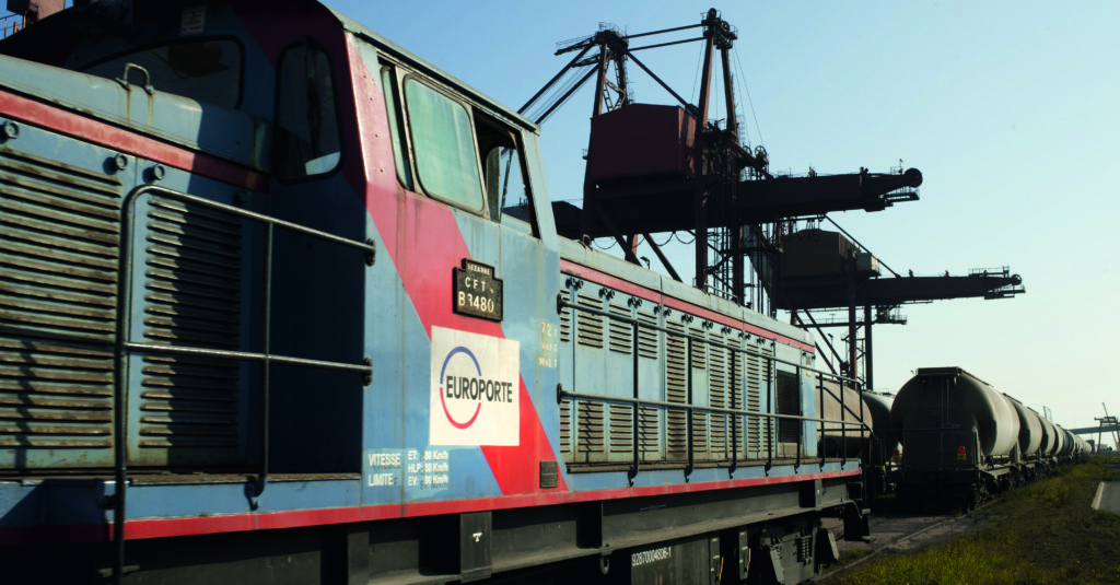 Train de fret dans le port de Dunkerque.