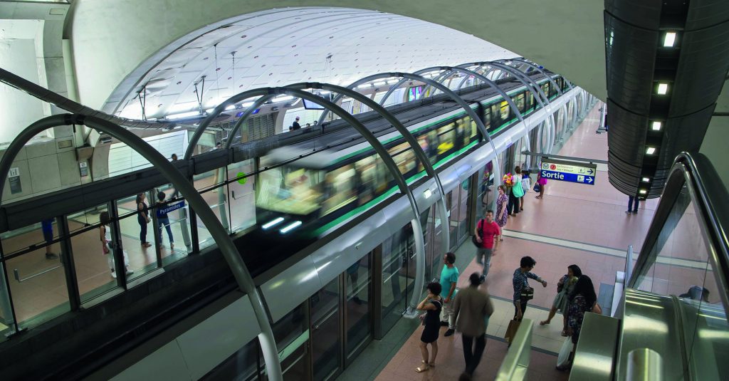 La RATP vise 10 % d'énergies renouvelables dans sa consommation d’électricité 2 voyageurs sur le quai de la station pyramides sur la ligne 14 e1663929412700