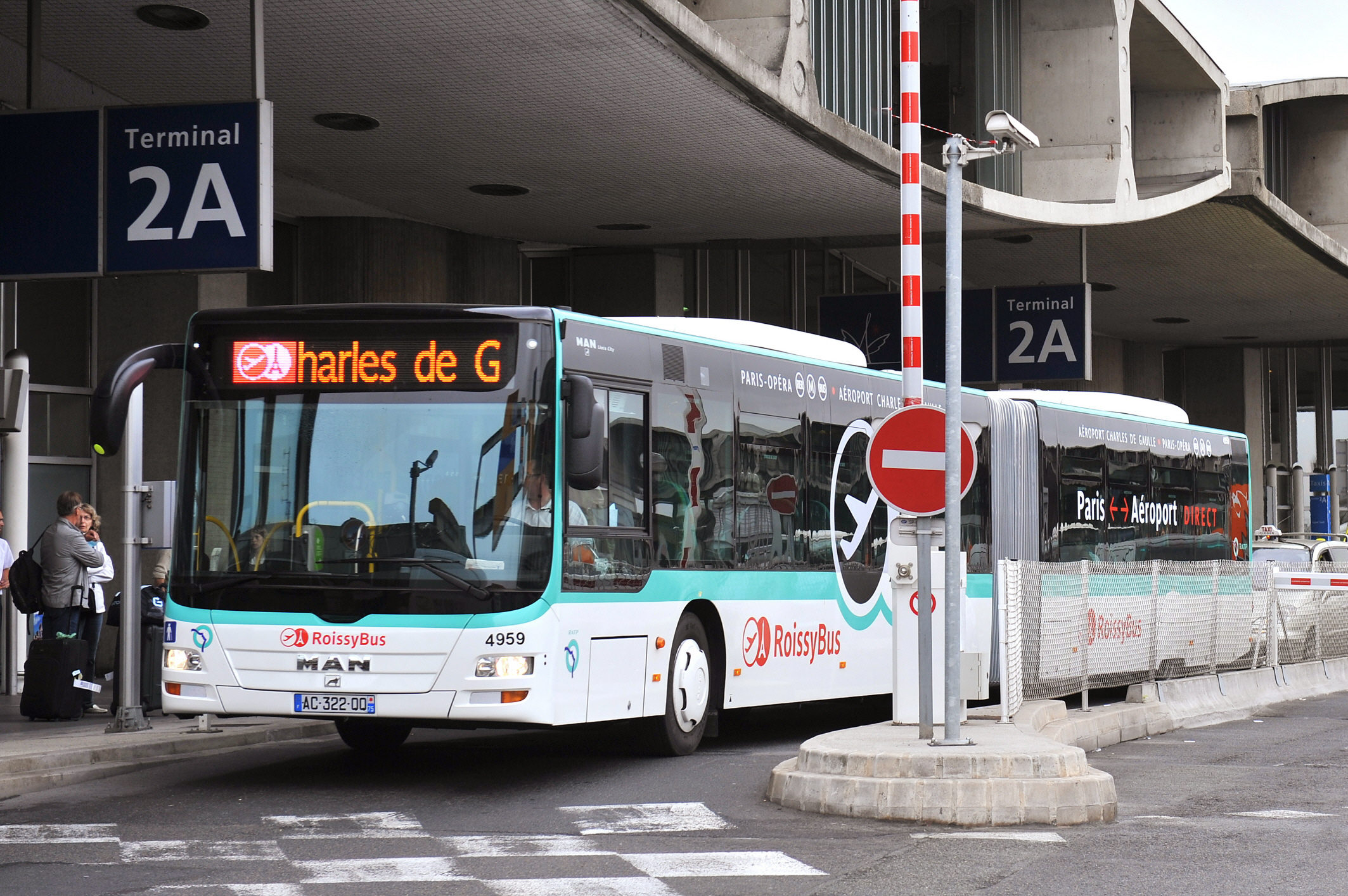Roissybus Opera CDG ROISSYBUS NOUVELLE LIVREE A L'AEROPORT TERMINAL 2A - Ville, Rail et ...