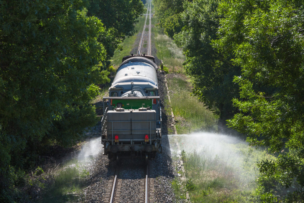 Region PACA.Ligne Cavaillon - Pertuis.Train desherbeur