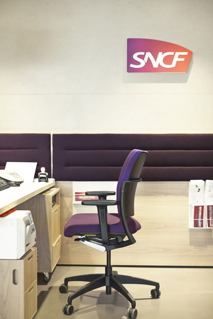 :Espace vente de la boutique SNCF Magenta à Paris