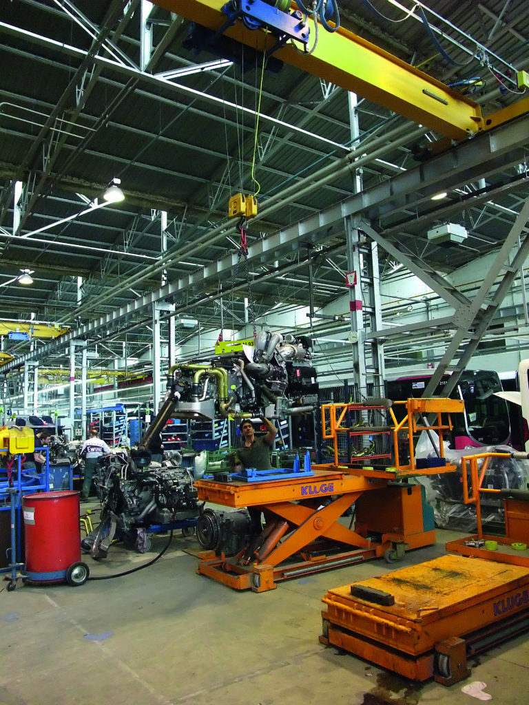 Jusqu’ici, l’usine 
ne produisait que des autobus diesel, dont elle préparait néanmoins elle-même les moteurs reçus de Mannheim, que l’on voit ici en cours 
de manutention