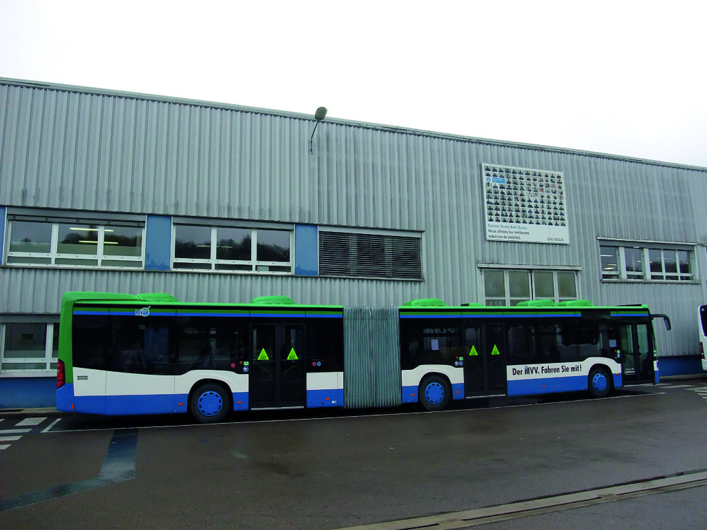 En attente d’essai routier devant le bâtiment principal de l’usine, 
cet autobus articulé rejoindra bientôt 
l’un des opérateurs 
de la Communauté tarifaire de Munich.
