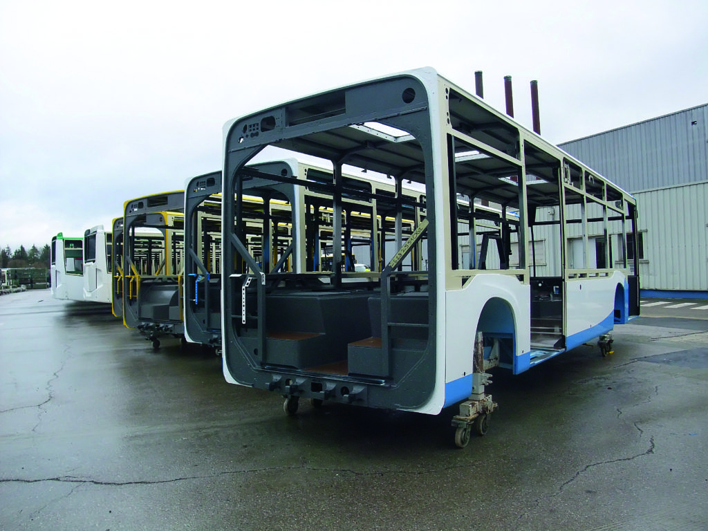 En provenance directe de l’usine de Mannheim, les carcasses 
des caisses « avant » 
de Citaro articulés 
sont entreposées 
sur une aire extérieure du site de Ligny.