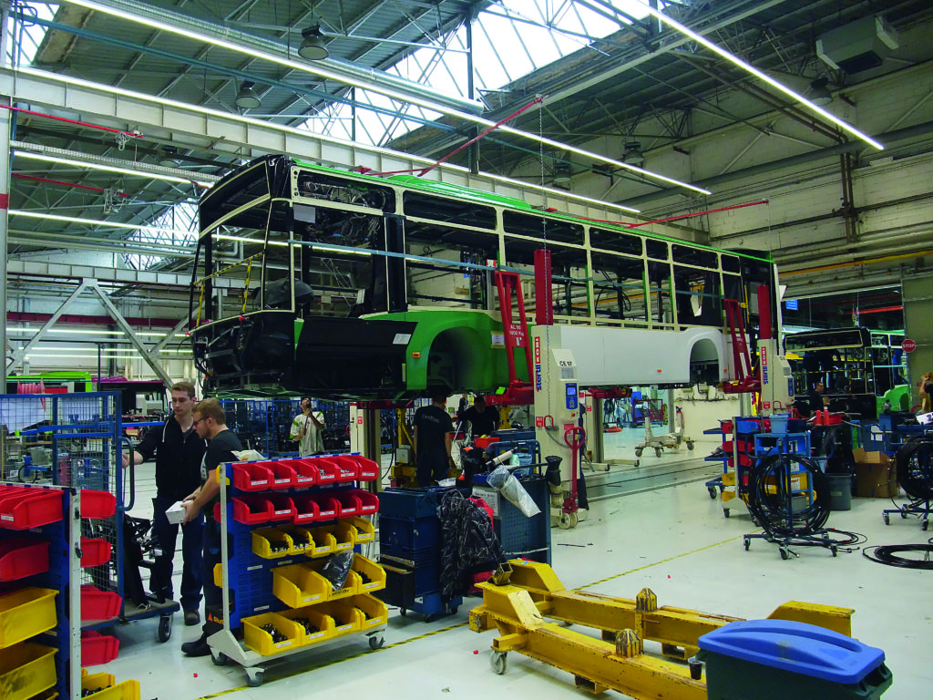 Dans les premières 
étapes de la ligne 
de montage, ce Citaro 
vert et blanc pour Graz 
est levé sur chandelles 
pour permettre aux 
techniciens de venir compléter toute la partie basse de la structure 
de caisse.