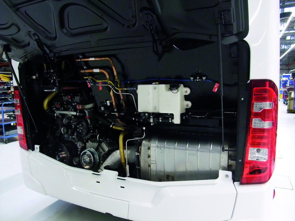 capot arrière levé sur le moteur Mercedes Euro VI pour les ultimes réglages.