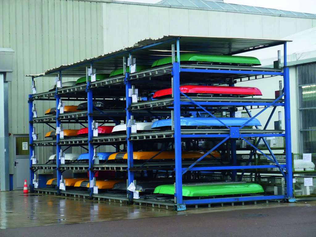 Egalement stockées 
à l’extérieur, les unités 
de climatisation, déjà peintes aux couleurs 
des différentes livrées, attendent de rejoindre les véhicules qu’elles doivent équiper.