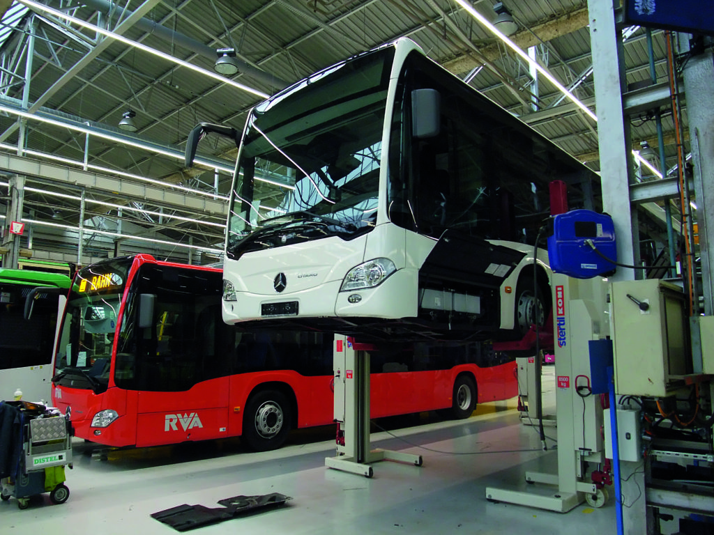 ces deux Citaro standard de 12 m, l’un pour Saarlouis (levé sur chandelles) et l’autre pour La Réunion 
(à l’arrière-plan), 
vont bientôt pouvoir quitter l’usine.