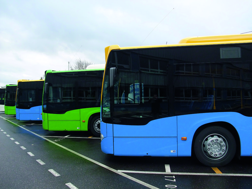 Sur le parking extérieur, plusieurs Citaro en attente de livraison vers l’Allemagne, parmi lesquels des véhicules en livrée bleu et jaune pour Chemnitz, et d’autres en livrée verte pour Medenbach.