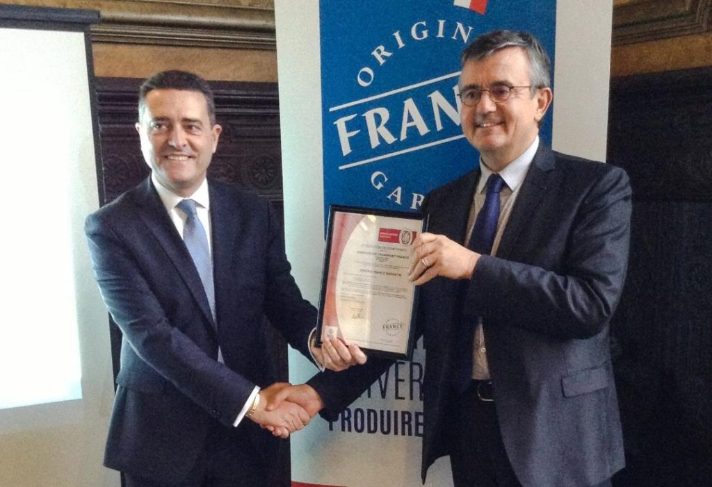 Le Francilien et le Regio 2N de Bombardier, premiers trains labellisés origine France garantie 12 Yves Jégo remet la certification Origine France Garantie à Laurent Bouyer (Bombardier)