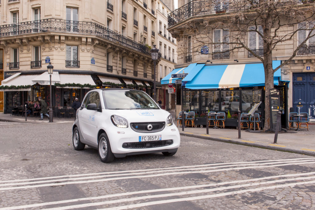 Après Renault et PSA, le constructeur allemand Daimler lance ses Smart électriques en autopartage à Paris intra-muros.