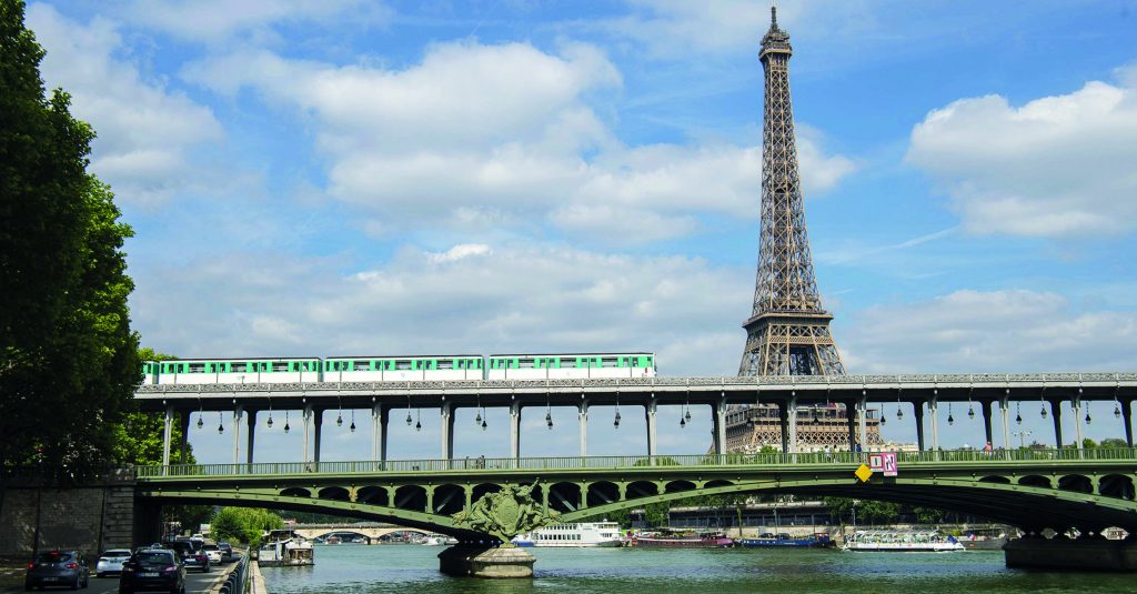rame de metro de la ligne 6 sur le viaduc de passy e1706631139999