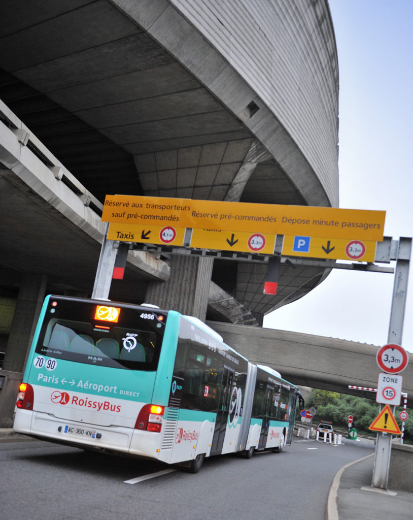 ROISSYBUS NOUVELLE LIVREE SE DIRIGE VERS LE TERMINAL 1 DE L'AEROPORT